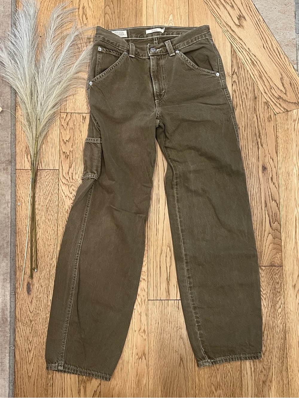 LEVI’S | Straight Leg Jeans in Olive Green
